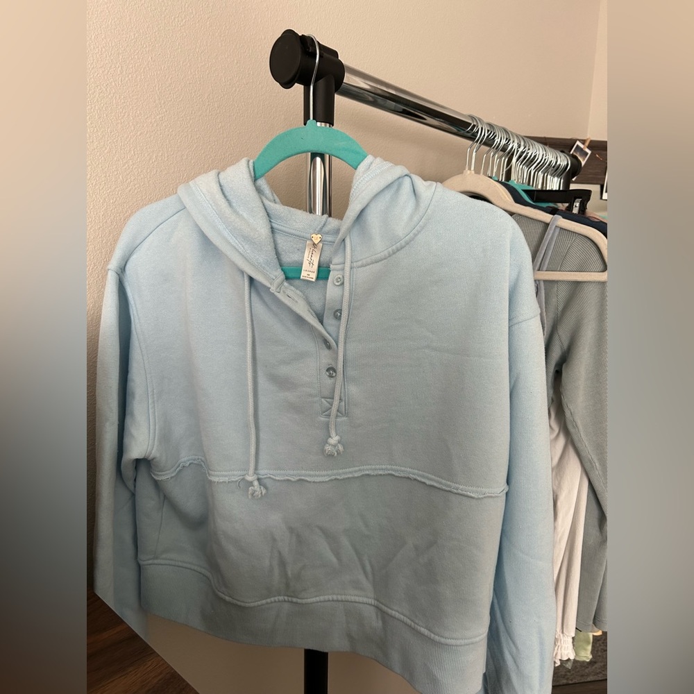 Blue cropped LA hearts sweater. Says xs but fits like a small/medium.